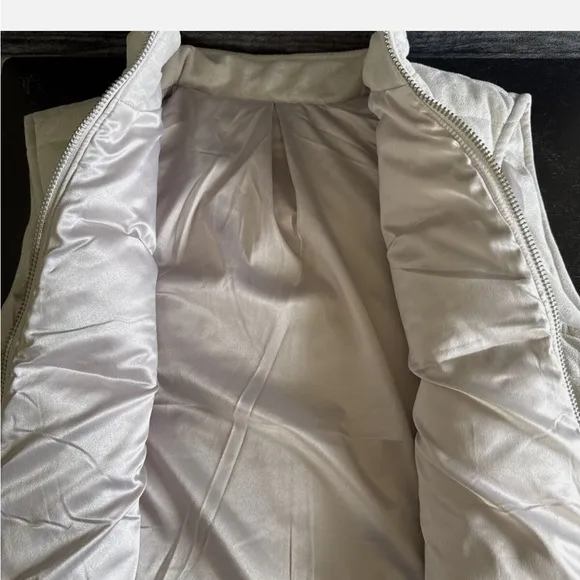 NWT Women’s Guess Cream Jemi Puffer Vest